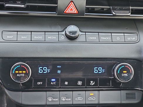 Certified 2025 Hyundai Elantra SEL image 27