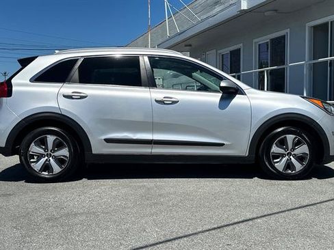 Used 2018 Kia Niro LX FWD image 2