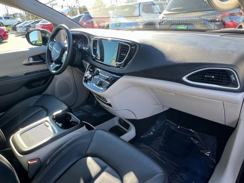 Certified 2024 Chrysler Pacifica Touring-L image 12