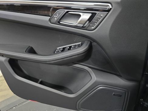 Certified 2025 Porsche Macan AWD/4WD image 22