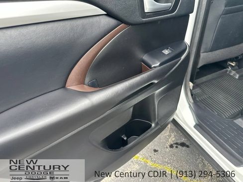 Used 2018 Toyota Highlander XLE AWD/4WD image 9