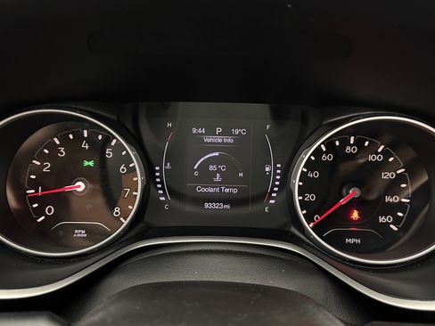 Used 2018 Jeep Compass Latitude FWD image 18