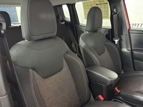 Used 2023 Jeep Renegade Latitude image 29