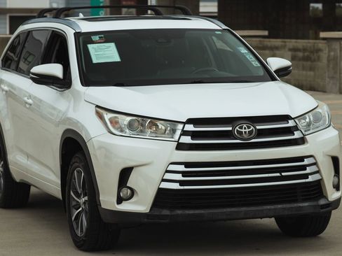 Used 2017 Toyota Highlander XLE image 7