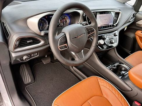 New 2026 Chrysler Pacifica Pinnacle image 6