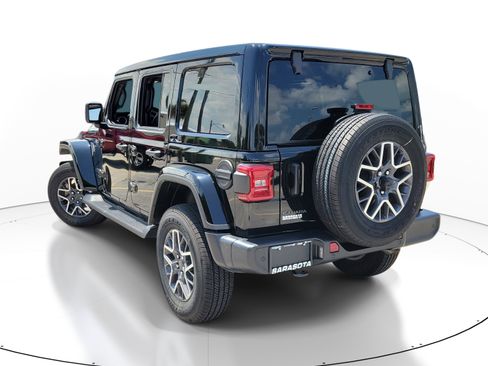 Used 2026 Jeep Wrangler Unlimited Sahara AWD/4WD image 4