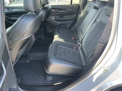 Used 2024 Jeep Grand Cherokee Altitude image 9