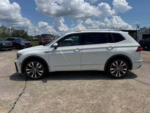 Used 2018 Volkswagen Tiguan SEL Premium w/ R-Line Package FWD image 2