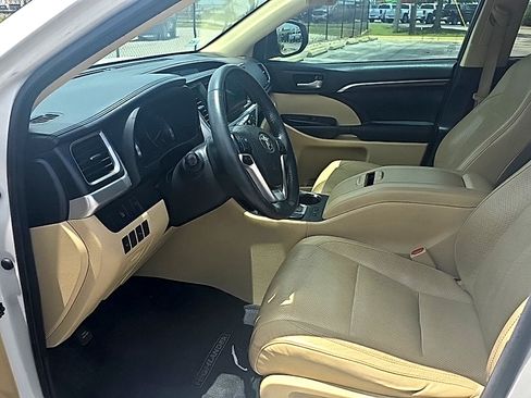 Used 2015 Toyota Highlander Limited FWD image 16