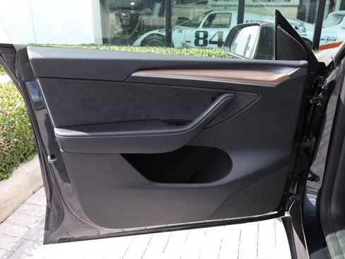 Used 2025 Tesla Model Y Long Range RWD image 13