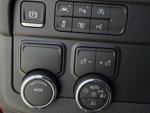 New 2026 Chevrolet Suburban Premier image 18