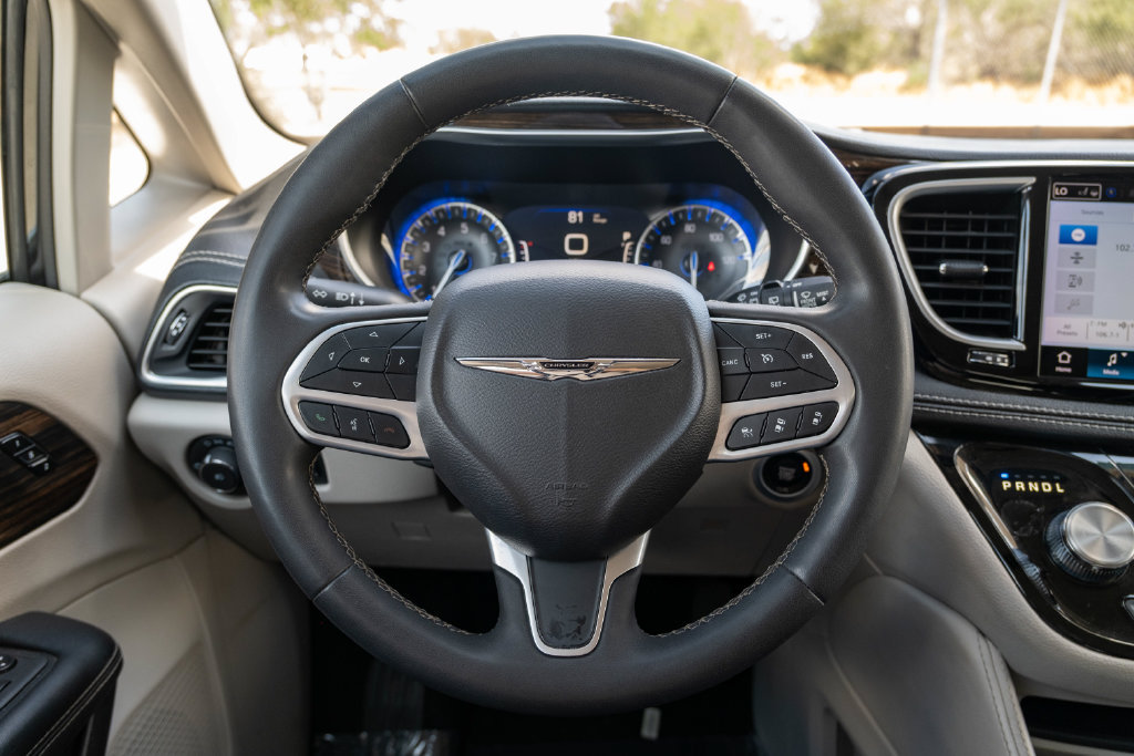 Used 2024 Chrysler Pacifica Limited FWD image 24
