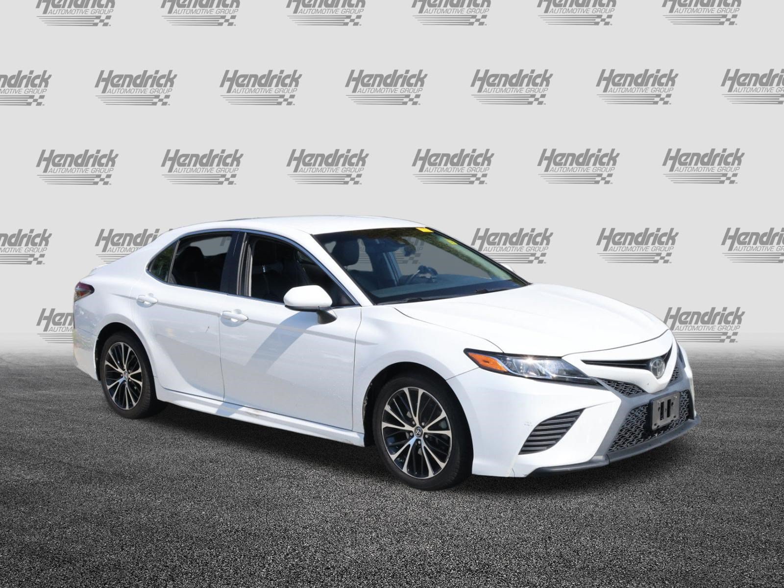 Used 2018 Toyota Camry SE FWD image 2