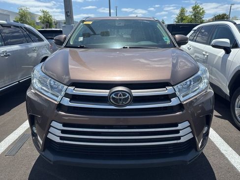Used 2019 Toyota Highlander XLE image 2