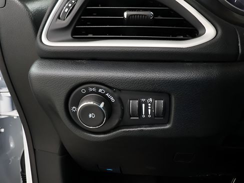 Used 2026 Chrysler Pacifica Select FWD image 17