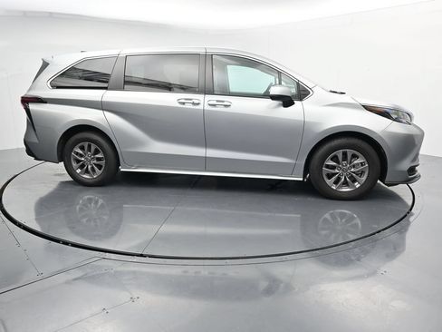 Used 2024 Toyota Sienna LE FWD image 9