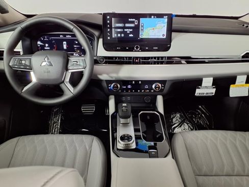 Used 2025 Mitsubishi Outlander AWD image 12