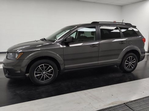 Used 2018 Dodge Journey SXT w/ Blacktop Package FWD image 2
