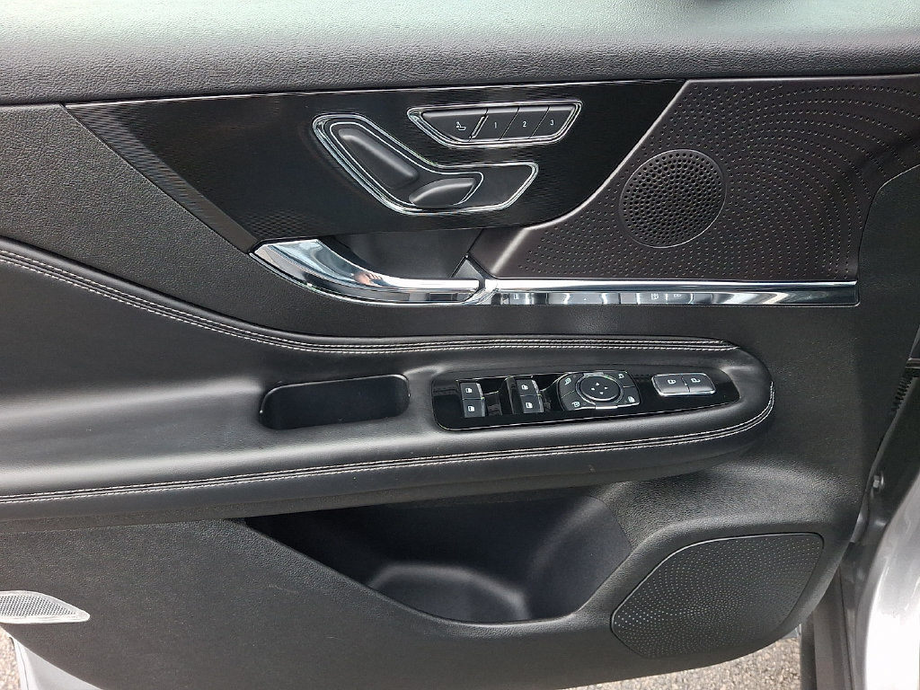 Certified 2024 Lincoln Corsair AWD image 12