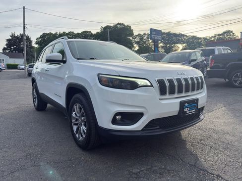 Used 2019 Jeep Cherokee Latitude Plus w/ Comfort/Convenience Group AWD/4WD image 1