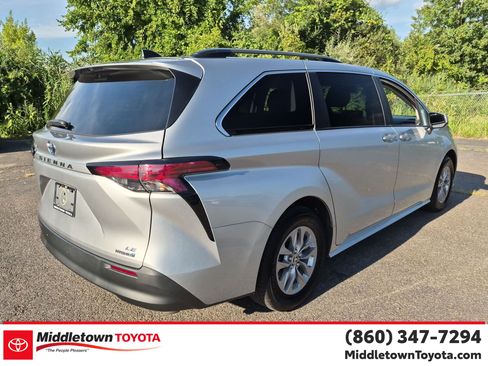 Used 2022 Toyota Sienna LE AWD/4WD image 3