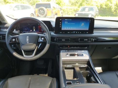 Used 2025 Lincoln Aviator AWD image 19