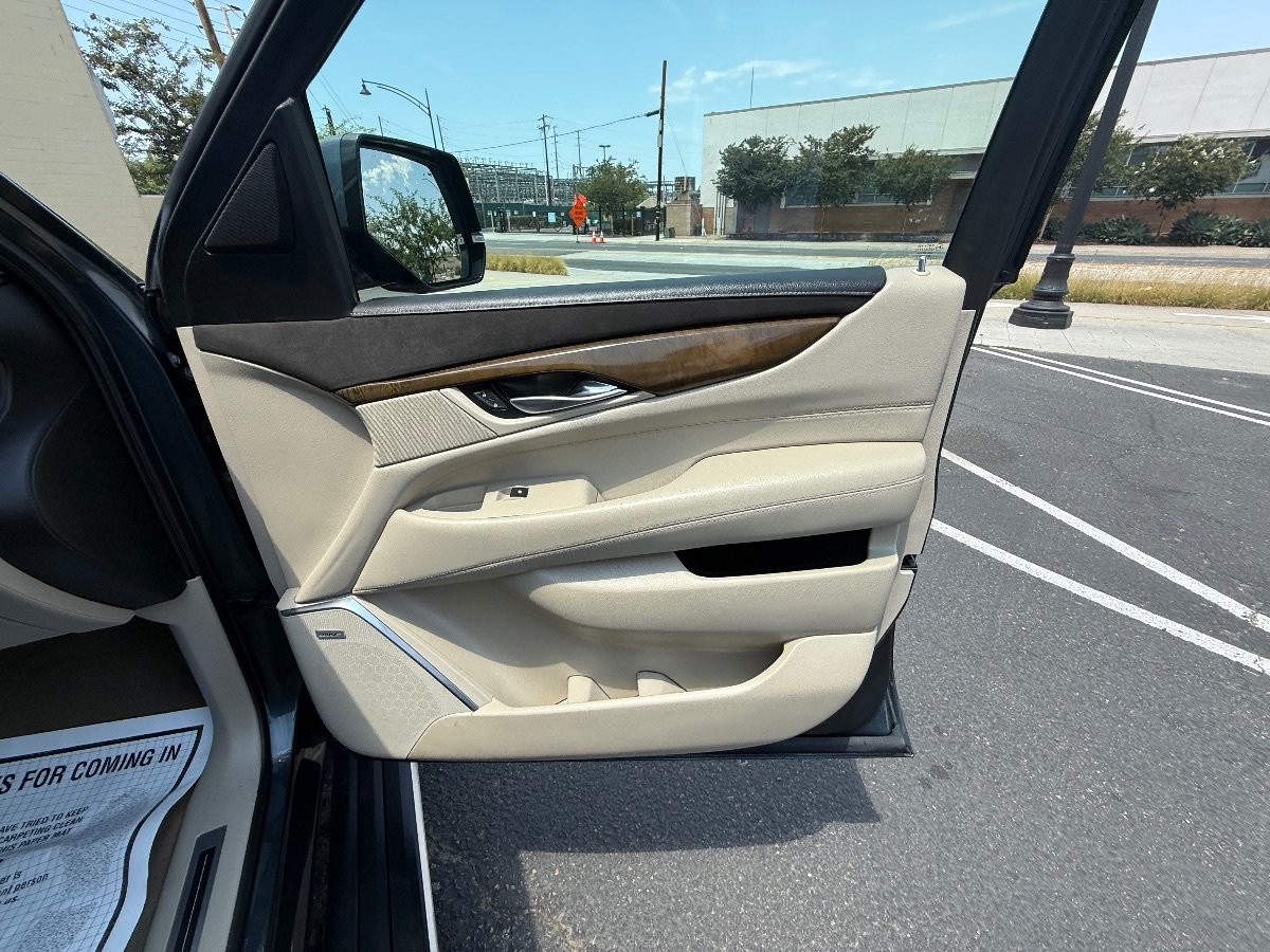 Used 2019 Cadillac Escalade Premium Luxury AWD/4WD image 17