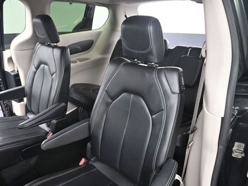 Used 2023 Chrysler Pacifica Touring-L FWD image 21