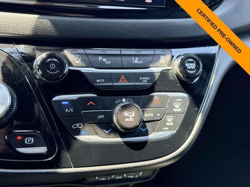 Certified 2025 Chrysler Pacifica Select FWD image 19