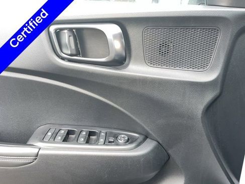 Used 2023 Hyundai Venue Limited FWD image 6