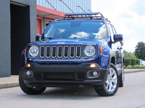 Used 2018 Jeep Renegade Latitude w/ UConnect 8.4 Nav Group FWD image 8