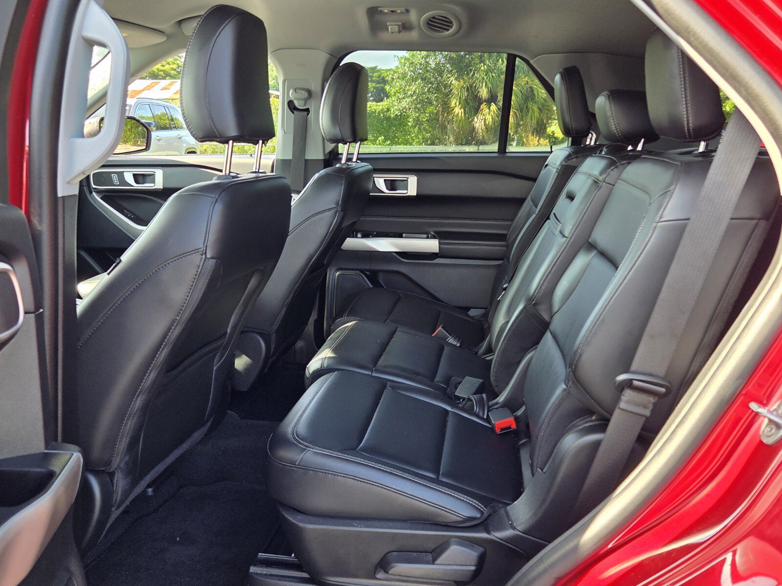 Used 2023 Ford Explorer XLT w/ Equipment Group 202A AWD/4WD image 10