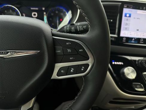 Certified 2024 Chrysler Pacifica Touring-L image 31
