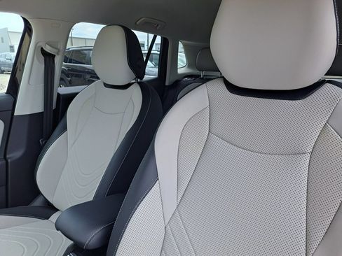 Used 2025 Volkswagen Tiguan SE FWD image 19
