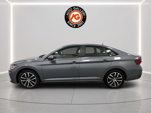 Used 2025 Volkswagen Jetta SE FWD image 6