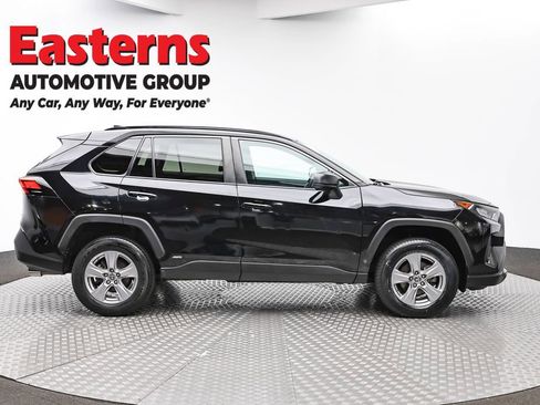 Used 2022 Toyota RAV4 LE AWD/4WD image 4