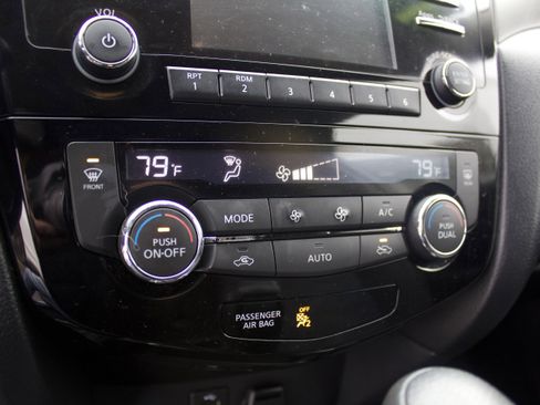 Used 2016 Nissan Rogue SV image 20