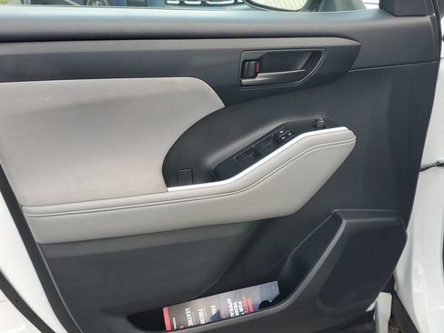 Used 2021 Toyota Highlander LE FWD image 20