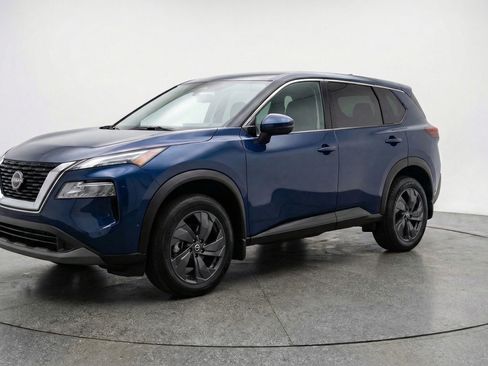 Used 2025 Nissan Rogue SV FWD image 3