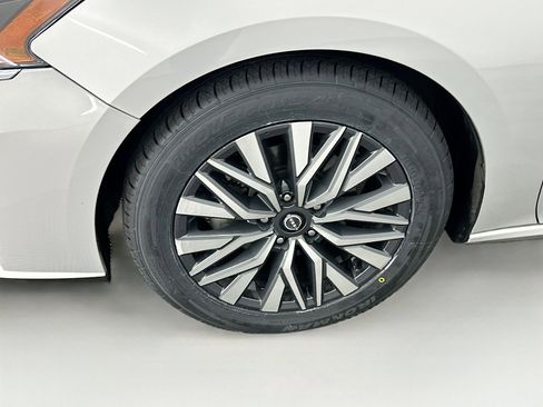 Used 2024 Nissan Altima 2.5 SV FWD image 11