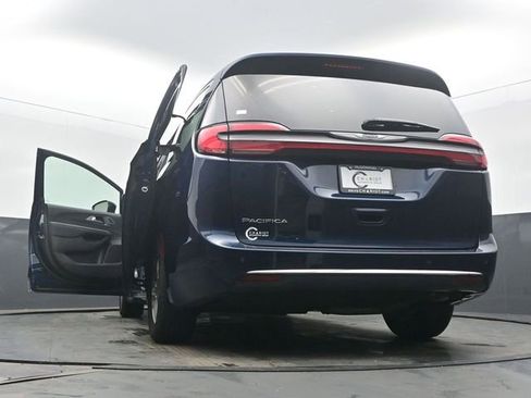Used 2025 Chrysler Pacifica Select image 60