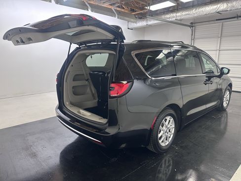 Used 2022 Chrysler Pacifica Touring-L image 34