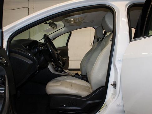 Used 2016 Ford Focus Titanium image 10