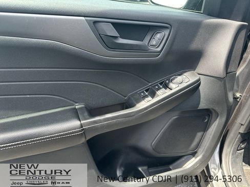 Used 2025 Ford Escape Active AWD/4WD image 8