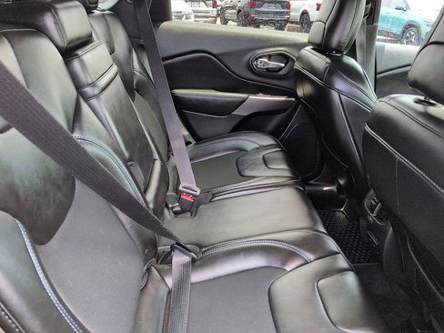 Used 2019 Jeep Cherokee Latitude Plus w/ Cold Weather Group AWD/4WD image 8