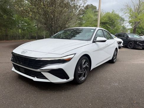 Used 2025 Hyundai Elantra SEL image 3