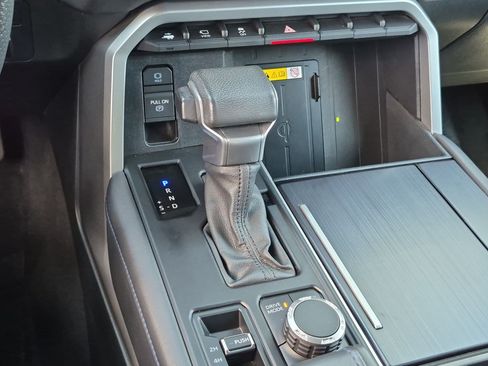 Used 2023 Toyota Tundra Platinum AWD/4WD image 25