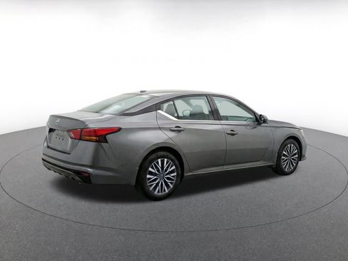Used 2025 Nissan Altima 2.5 SV FWD image 10