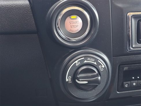 Used 2024 Nissan Titan SV w/ SV Convenience Package image 19