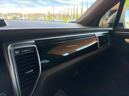 Used 2018 Porsche Macan image 20